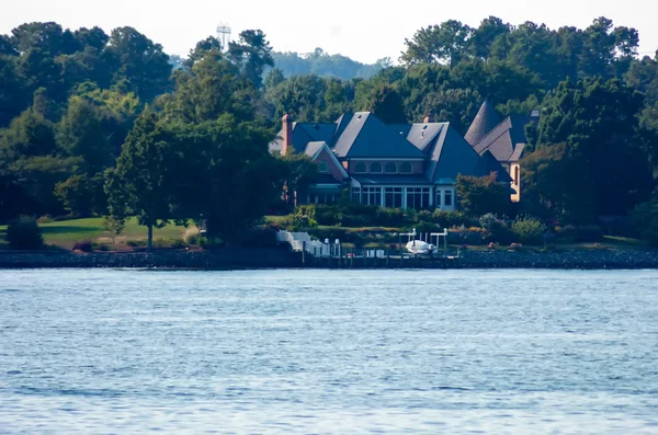 Residence on a lake — Stock Photo, Image