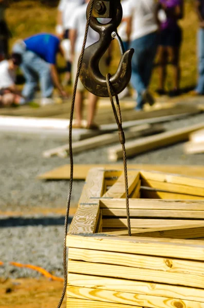 Grúa de construcción en un lugar de trabajo —  Fotos de Stock