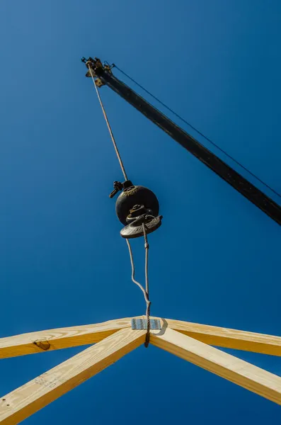 Guindaste de construção em um local de trabalho — Fotografia de Stock