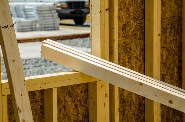 Pila di assi di legno Stud in cantiere poggiante su finestra — Foto Stock