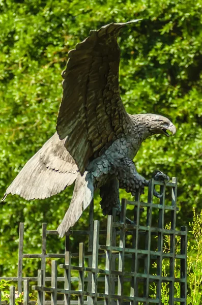 Águila de oro en estatua de vuelo —  Fotos de Stock