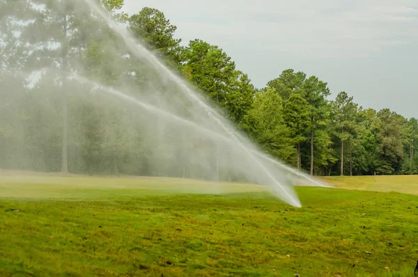 Irrigazione prato erba verde sul campo da golf — Foto Stock