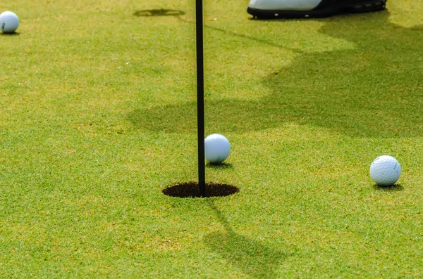 Golfspelare att sätta en golfboll i hål — Stockfoto