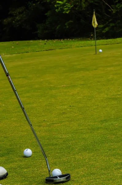 Bola de golfe em um verde, na frente do buraco , — Fotografia de Stock