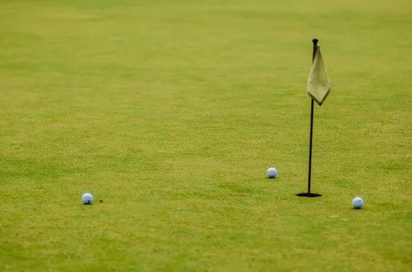 Bola de golfe em um verde, na frente do buraco , — Fotografia de Stock