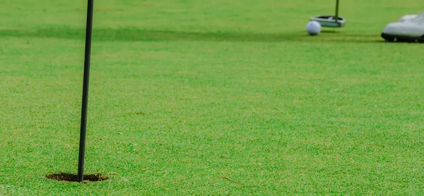 Bola de golfe em um verde, na frente do buraco , — Fotografia de Stock