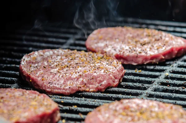 Sabrosas hamburguesas de carne en la parrilla — Foto de Stock
