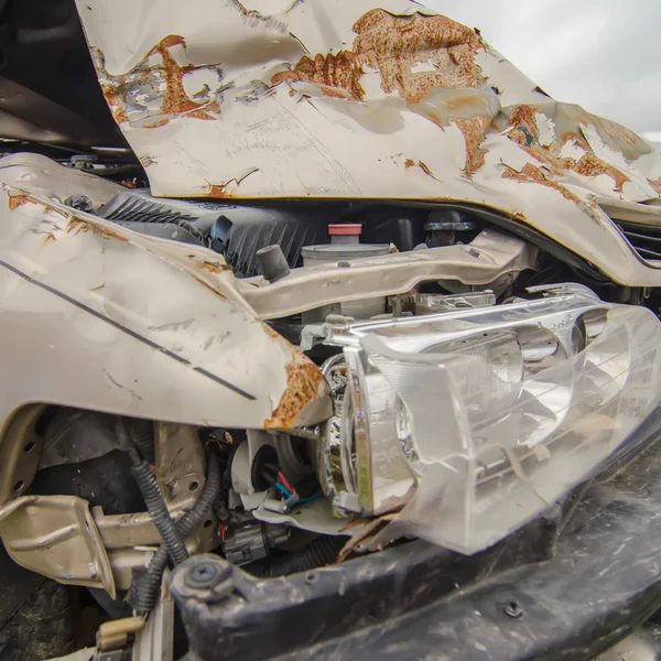 Carro dianteiro destruído por acidente — Fotografia de Stock