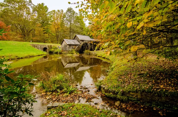 Molino Mabry de Virginia en el Blue Ridge Parkway en el otoño se — Foto de Stock