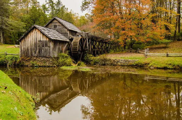 เมบรีมิลล์ของเวอร์จิเนียบน Blue Ridge Parkway ในฤดูใบไม้ร่วง se — ภาพถ่ายสต็อก