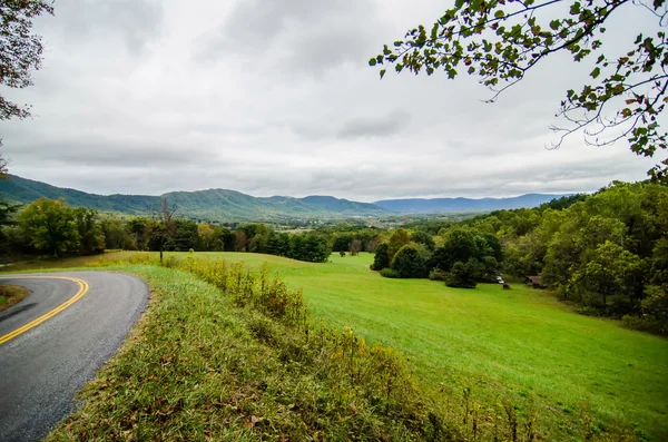 Bergslandskap i virginia state runt roanoke — Stockfoto