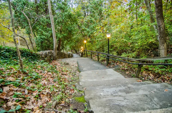 Walkway leading to natural bridge virginia — Stock Photo, Image