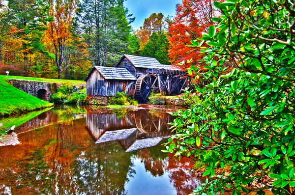 Virginia's Mabry Mill on the Blue Ridge Parkway in the Autumn se — Stock Photo, Image