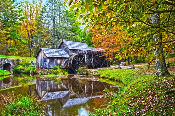 Molino Mabry de Virginia en el Blue Ridge Parkway en el otoño se — Foto de Stock