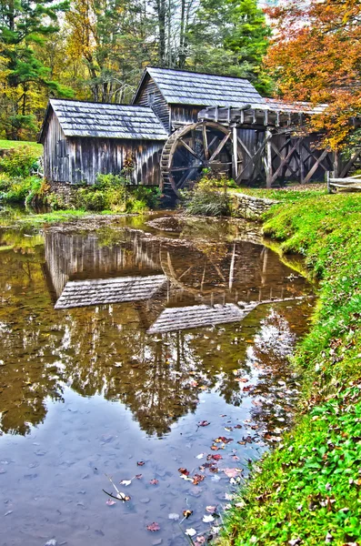 Virginia's Mabry Mill on the Blue Ridge Parkway in the Autumn se — Stock Photo, Image