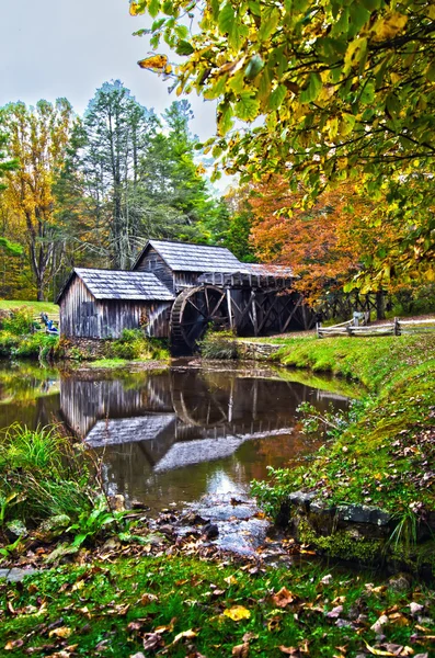 Virginia's Mabry Mill on the Blue Ridge Parkway in the Autumn se — Stock Photo, Image