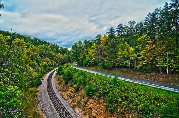 Auto road and train tracks in virginia mountains — Stock Photo, Image