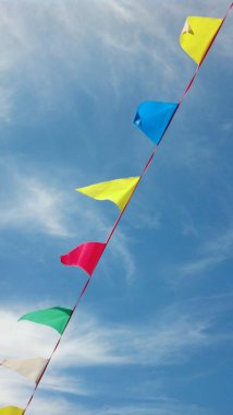 rengarenk gökkuşağı bayrakları mavi berrak gökyüzü üzerinde devamlı katarı