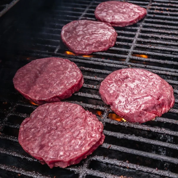 Grillad mat hamburgare och korv — Stockfoto