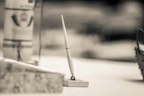 Libro de visitas pluma en la mesa para ocasiones especiales — Foto de Stock