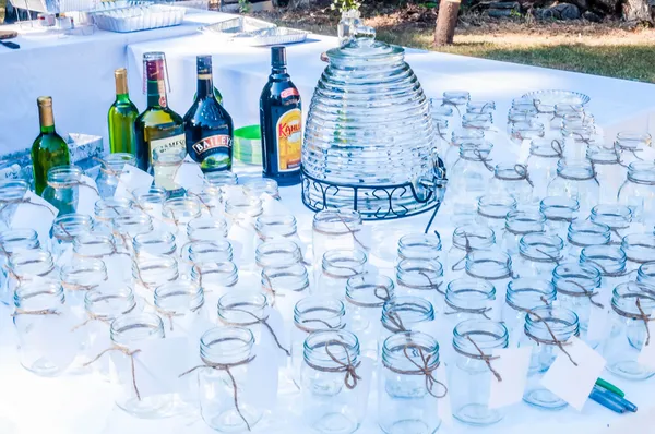 Mesa de licor de boda con vasos y bebidas — Foto de Stock