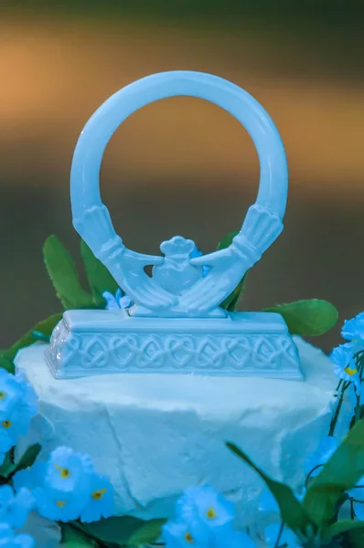 Detalhe de close-up de bolo de casamento branco na recepção — Fotografia de Stock