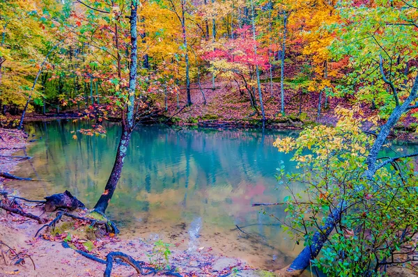 Temporada de otoño en un lago — Foto de Stock