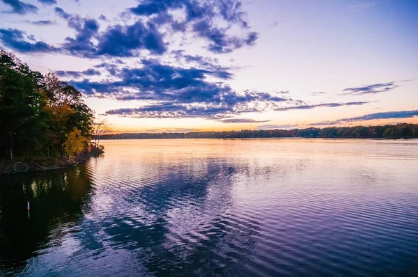 湖畔的落日 — 图库照片