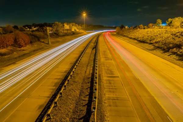 Tráfego noturno — Fotografia de Stock