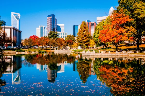 Charlotte cidade skyline outono temporada — Fotografia de Stock