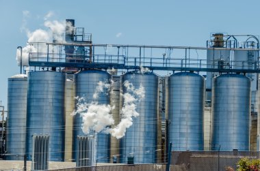 güneşli bir endüstriyel tesis