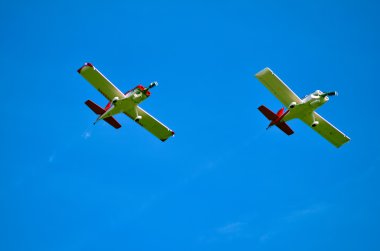 Hava gösterisi sırasında gökyüzünde hareket