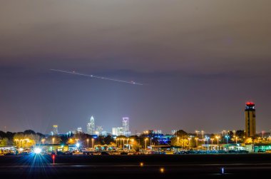 Skyline charlotte görünümünün üzerinde charlotte douglas Havaalanı