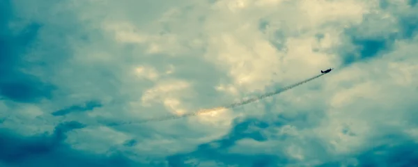 Akcja na niebie podczas pokazu lotniczego — Zdjęcie stockowe