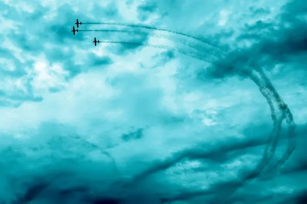 Ação no céu durante um show aéreo — Fotografia de Stock