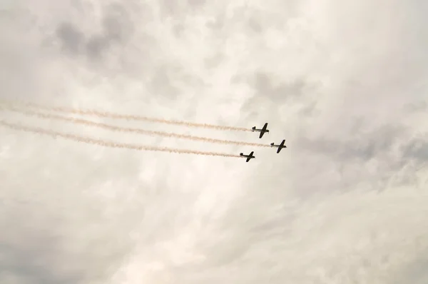 Acción en el cielo durante un espectáculo aéreo —  Fotos de Stock