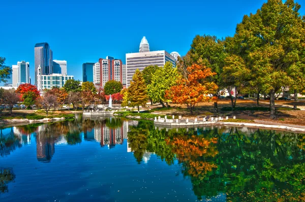 Ciudad Charlotte skyline temporada otoño — Foto de Stock