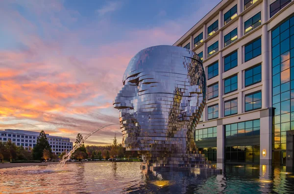 Metalmorfose estátua charlotte nc — Fotografia de Stock