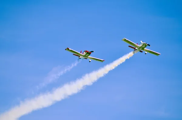 Acción en el cielo durante un espectáculo aéreo — Foto de Stock