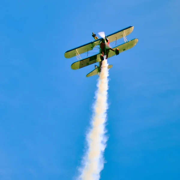 Acción en el cielo durante un espectáculo aéreo — Foto de Stock