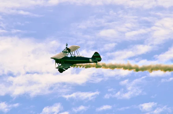 Acción en el cielo durante un espectáculo aéreo — Foto de Stock