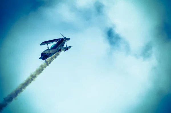 Akcja na niebie podczas pokazu lotniczego — Zdjęcie stockowe