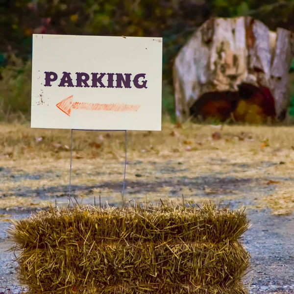 Parkovací značka směr na farmě — Stock fotografie