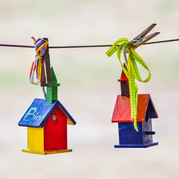 Kleine kleurrijke vogel huisjes — Stockfoto