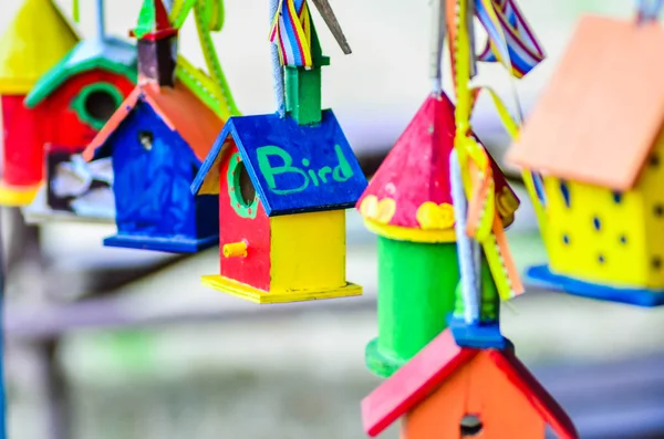 Pequeñas casas de pájaros coloridos —  Fotos de Stock