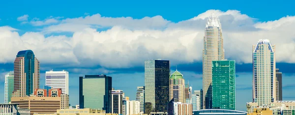 Skyline de una ciudad moderna - Charlotte, Carolina del Norte, EE.UU. — Foto de Stock