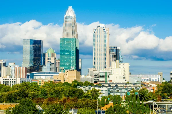 Skyline de una ciudad moderna - Charlotte, Carolina del Norte, EE.UU. — Foto de Stock