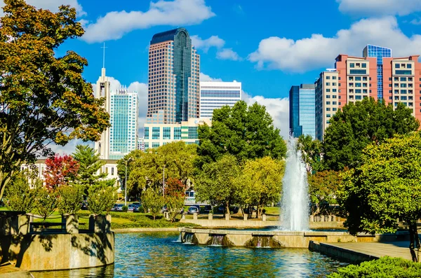 Skyline de uma cidade moderna - charlotte, Carolina do Norte, EUA — Fotografia de Stock