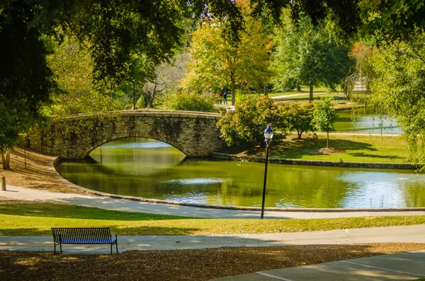 Flagstone walking bridge at Freedom Park in Charlotte, North Car — Stock Photo, Image