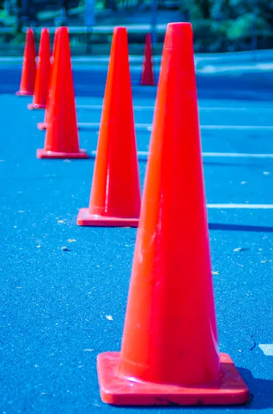 Cones de tráfego no espaço de estacionamento vazio — Fotografia de Stock